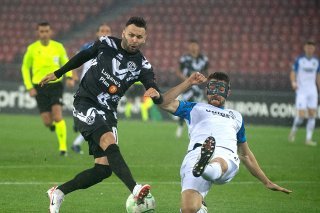 Le Luganais Renato Steffen tente de pénétrer les seize mètres de Bruges. KEYSTONE/TI-PRESS/Samuel Golay