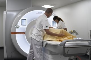 Les IRM font partie des technologies les plus énergivores. "On en fait trop: selon certaines estimations, 20 à 40% des imageries effectuées le sont sans réelle indication médicale", commente le médecin Nicolas Senn (image prétexte). KEYSTONE/GAETAN BALLY