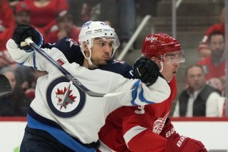 Nino Niederreiter (au premier plan) joue des coudes Justin Holl. KEYSTONE/AP/Carlos Osorio