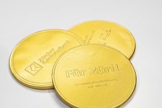 La part des bonus dans la rémunération des collaborateurs de la ZKB sera abaissée dès l'an prochain, alors que la part fixe sera ajustée un niveau plus conforme à celui du marché. (archives) KEYSTONE/ENNIO LEANZA