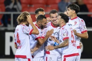Joie des joueurs valaisans apres le premier but marque par le milieu valaisan Kevin Bua, centre, lors de la rencontre de football de Challenge League entre FC Sion et FC Wil le vendredi 6 octobre 2023 au stade de Tourbillon a Sion. (KEYSTONE/Jean-Christophe Bott)