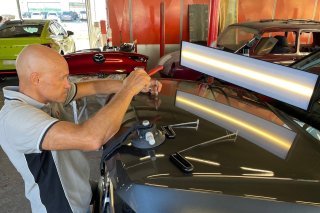 Luigi Contino en train de débosseler un capot.
