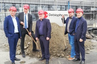 Avec le concours du président du gouvernement valaisan, les patrons de Debiopharm ont symboliquement posé la première pierre du 8e bâtiment sur leur site de Martigny