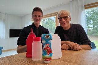Le CEO de "Plast-Pack Switzerland", Olivier Herrmann (à droite), présente cinq de ses quarante articles en plastique. Il est accompagné de son collègue Florent Epiney.
