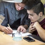 Le Salon des Métiers et de la Formation a ouvert ses portes mardi à Lausanne. Le canton compte sur de telles manifestations pour promouvoir l'apprentissage auprès des jeunes, mais propose aussi désormais des journées "Forum des métiers" dans les établissements scolaires (Archives). KEYSTONE/LEO DUPERREX