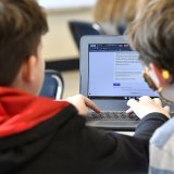 Les élèves zougois utiliseront l'intelligence artificielle en communiquant avec des "chabots". Ces experts virtuels serviront de "coaches" pour apprendre. Ils ne rédigeront pas leurs copies (image d'illustration). KEYSTONE/FR43398 AP/TIMOTHY D. EASLEY