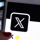 Selon le régulateur australien de l'Internet, les "coupes sombres" et le rétablissement de milliers de comptes interdits sur X ont créé "la pire des situations" (archives). KEYSTONE/DPA/MONIKA SKOLIMOWSKA