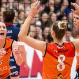 Scène de joie entre l'Américaine Tiata Scambray et Meline Pierret lors d'un point gagné contre Lodz. KEYSTONE/JEAN-CHRISTOPHE BOTT