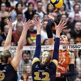 Un bloc infranchissable pour Tessa Ann Grubbs (de face). KEYSTONE/JEAN-CHRISTOPHE BOTT