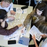 Des eleves ukrainiens apprennent le francais lors d'une visite d'une classe d'accueil et d'integration (SCAI), de l'Ecole professionnelle artisanat et service communautaire (EPASC) le mardi 24 mai 2022 a Chateauneuf pres de Sion. (KEYSTONE/Jean-Christophe Bott)