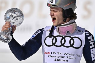 Lucas Braathen avait été récompensé du petit globe du slalom lors des finales à Soldeu en Andorre. KEYSTONE/JEAN-CHRISTOPHE BOTT