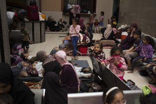 Des Palestiniens s'abritent dans un hôpital durant un bombardement israélien à Khan Younes, dans la bande de Gaza. KEYSTONE/AP/Fatima Shbair