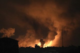 Les bombardements "par air, mer et terre" sont "les plus violents depuis le début de la guerre", a affirmé le Hamas, accusant Israël de "préparer des massacres". KEYSTONE/AP/Abed Khaled