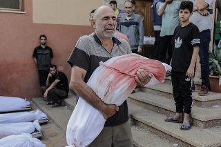 Selon le ministère de la Santé du Hamas, 7326 personnes, en majorité des civils dont plus de 3000 enfants, ont été tuées par les bombardements lancés par Israël suite à l'attaque du Hamas le 7 octobre. Un bilan que l'UNRWA juge crédible. KEYSTONE/EPA/HAITHAM IMAD