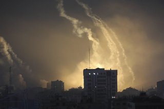 L'armée israélienne a annoncé vendredi avoir intensifié "d'une manière très significative" ses bombardements dans la bande de Gaza. KEYSTONE/AP/Abed Khaled