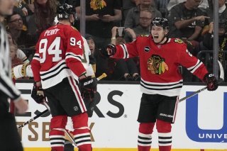 La joie de Philipp Kurashev (à droite), auteur du but de la victoire pour Chicago vendredi KEYSTONE/AP/John Locher