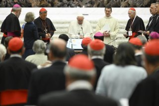 Pour la première fois 96 non-évêques, dont 54 femmes, ont disposé du droit de vote au synode de l'Eglise catholique. KEYSTONE/EPA/VATICAN MEDIA HANDOUT