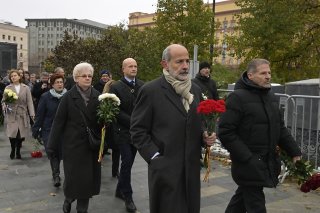 Des représentants de plusieurs ambassades occidentales ont déposé des fleurs devant le siège de l'ancien KGB à la Loukianka. KEYSTONE/AP/Dmitry Serebryakov