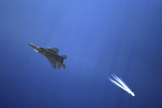 Un avion de combat israélien a attaqué des lanceurs de roquettes dans le sud de la Syrie, selon Tsahal (archives). KEYSTONE/EPA/MOHAMMED SABER