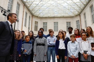 Emmanuel Macron a inauguré lundi la Cité de la francophonie à Villers-Cotterêts, premier projet dédié à la langue française au monde. KEYSTONE/EPA/CHRISTIAN HARTMANN / POOL