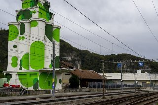La fresque recouvrant l'ancien silo de l'entreprise Reitzel à Aigle se veut le symbole de "la fusion harmonieuse entre l'art contemporain et le patrimoine industriel de la région". KEYSTONE/JEAN-CHRISTOPHE BOTT