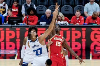 Clint Capela (no 15) à l'entre-deux avec Rudy Gobert. KEYSTONE/EPA/ERIK S. LESSER
