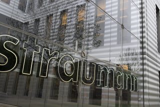 Les revenus dégagés par Straumann ont dépassé les prévisions du consensus établi par l'agence AWP (archives). KEYSTONE/GEORGIOS KEFALAS