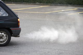 Il devrait être interdit de faire la publicité de la neutralité climatique tant qu'elle n'est pas prouvée, estime la Commission pour la loyauté (image symbolique). KEYSTONE/GAETAN BALLY