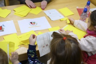 A Genève, l'initiative législative cantonale "Des crèches gratuites pour tous les enfants" est invalidée. Elle est contraire à la constitution genevoise qui impose une participation financière des parents et exclut un droit des familles à une place (illustration). KEYSTONE/LAURENT GILLIERON