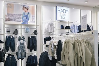 Comparés au mois précédent, les prix ont par contre augmenté de 0,1%, après un repli de 0,1% en septembre, les vêtements et chaussures coûtant plus cher (archives). KEYSTONE/CHRISTIAN BEUTLER