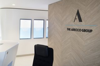 A 5,96 milliards d'euros, les recettes d'Adecco se sont repliées de 0,7% sur un an, en raison d'effets calendaires et de devises. (archives) KEYSTONE/GAETAN BALLY