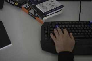 Les cyberactivistes russes qui ont attaqué les sites internet d'administrations fédérales, cantonales et municipales ainsi que de grandes entreprises et d'aéroports en Suisse en juin avaient des motifs politiques (Photo d'illustration). KEYSTONE/STR