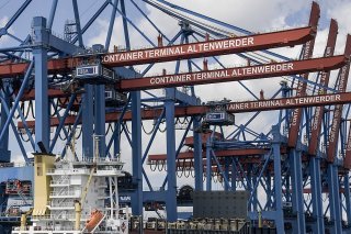 Malgré un recul plus fort qu'attendu des exportations en septembre, la balance commerciale allemande affiche toujours un excédent de 16,5 milliards d'euros, contre 17,7 milliards d'euros en août. (archives) KEYSTONE/DPA/AXEL HEIMKEN