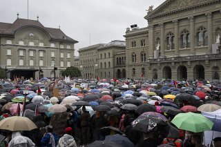Plus de trente organisations ont appelé à cette 3e manifestation autorisée en faveur des Palestiniens et pour la fin des hostilités à Gaza. KEYSTONE/ANTHONY ANEX