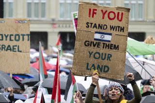 Plus de trente organisations ont appelé à cette 3e manifestation autorisée en faveur des Palestiniens et pour la fin des hostilités à Gaza. KEYSTONE/ANTHONY ANEX