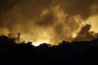 Les combats se sont intensifiés dans la bande de Gaza. Ici, des fusées éclairantes de l'armée israélienne illuminent le ciel au-dessus du camp de réfugiés d'Al Shatea lors d'un échange de tirs entre l'armée israélienne et les combattants du Hamas. KEYSTONE/EPA/MOHAMMED SABER