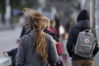 Des vents tempétueux ont décoiffé la Suisse ce week-end aussi bien en plaine qu'en montagne. Les bourrasques ont dépassé les 140 km/h au Moléson (FR). KEYSTONE/ANTHONY ANEX