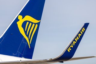 Ryanair a vu le nombre de passagers augmenter de 11% sur un an et a relevé ses prix de 17% en moyenne au premier semestre, ce qui lui a permis de doper ses recettes d'exploitation de près d'un tiers. (archives) KEYSTONE/DPA/DANIEL KARMANN