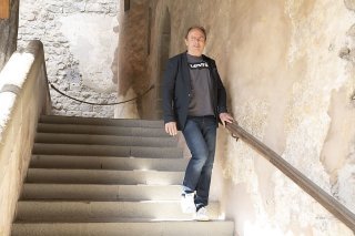 Marc, qui souffre de Parkinson depuis 1996, a rapidement vu ses troubles de la marche s’estomper. Après une rééducation de quelques semaines avec la neuroprothèse, il a retrouvé une marche presque normale. CHUV/Gilles Weber