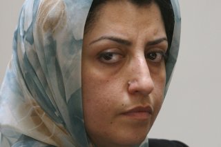 Prix Nobel de la Paix 2023, la militante iranienne Narges Mohammadi a entamé une grève de la faim en prison pour protester contre le manque de soins médicaux, selon sa famille (archives). KEYSTONE/AP/Vahid Salemi