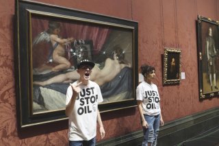 Deux jeunes militants se sont introduits lundi à la National Gallery de Londres et ont pris pour cible la "Vénus au miroir" de Diego Velázquez. KEYSTONE/AP