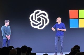 Le patron d'OpenAI Sam Altman (à gauche) sur scène avec le CEO de Microsoft Satya Nadella lors d'une conférence lundi à San Francisco. KEYSTONE/AP/Barbara Ortutey
