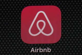 Airbnb s'est dit "surpris et déçu" par la saisie, affirmant avoir engagé des "discussions actives avec les autorités fiscales italiennes depuis juin 2023 pour régler cette affaire" (archives). KEYSTONE/AP/PATRICK SEMANSKY