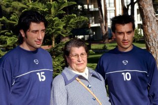 Murat et Hakan Yakin pleurent la perte de leur maman Emine KEYSTONE/MARKUS STUECKLIN