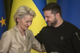 Le président ukrainien ne doute pas de l'adhésion de son pays à l'UE, après la récente visite à Kiev d'Ursula von der Leyen pour discuter de l'élargissement (archives). KEYSTONE/AP/Efrem Lukatsky