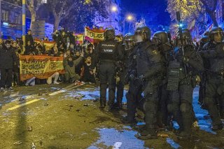 Une manifestation tendue de l'extrême-droite à Madrid a réuni quelque 7000 personnes contre le projet d'amnistie des indépendantistes catalans. KEYSTONE/EPA/Daniel Gonzalez
