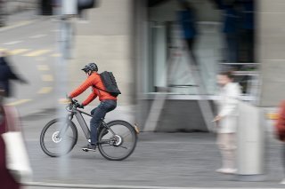 Plus de la moitié des cyclistes interrogés avouent qu'il leur arrive de rouler sur le trottoir (image d'illustration). KEYSTONE/GAETAN BALLY