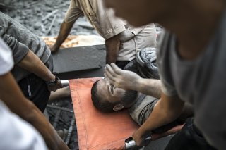 Les ministres des Affaires étrangères du G7 ont affirmé le droit d'Israël de "se défendre" contre le Hamas. Mais en respectant le droit international. Ici, un Palestinien blessé après une attaque israélienne sur Khan Younes, dans le sud de la bande de Gaza bombardée par Tel Aviv. KEYSTONE/EPA/HAITHAM IMAD