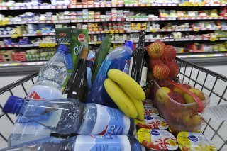 Les prix élevés des denrées alimentaires et de l'énergie continuent de se faire ressentir chez les consommateurs. (Archives) KEYSTONE/AP/Matthias Rietschel