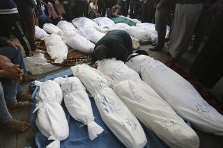 Le service de communication du Hamas à Gaza a indiqué mardi soir sur Telegram que plusieurs cimetières "sont pleins et il n'y a plus d'espace pour les enterrements". KEYSTONE/AP/Hatem Ali